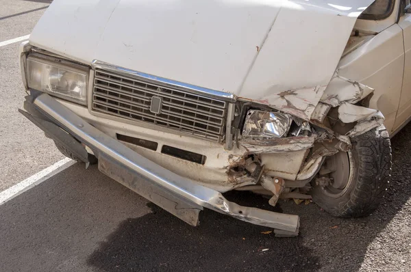 Пассажирский Автомобиль После Аварии Сломанной Передней Частью Серьезными Повреждениями — стоковое фото