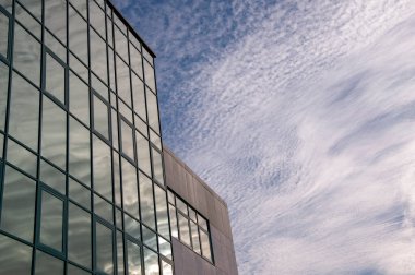 Modern bina. Camdan yapılmış modern ofis binası.