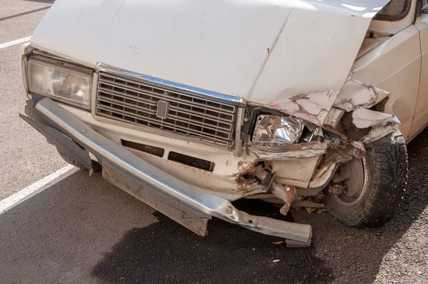 Пассажирский автомобиль после аварии со сломанной передней частью — стоковое фото