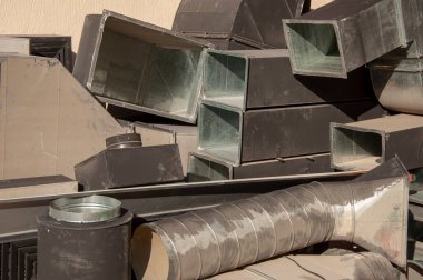 İnşaat alanına yerleştirilmiş havalandırma elementleri ve metal kirişler