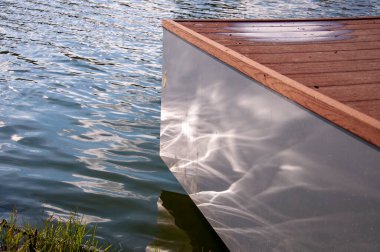 Sudan yansıyan modern ıslak iskeletiyle göl.