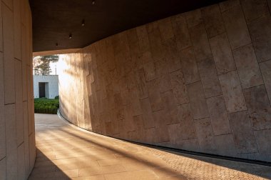 Kum taşı ve betondan yapılmış bir parktaki modern mimari yapılar 