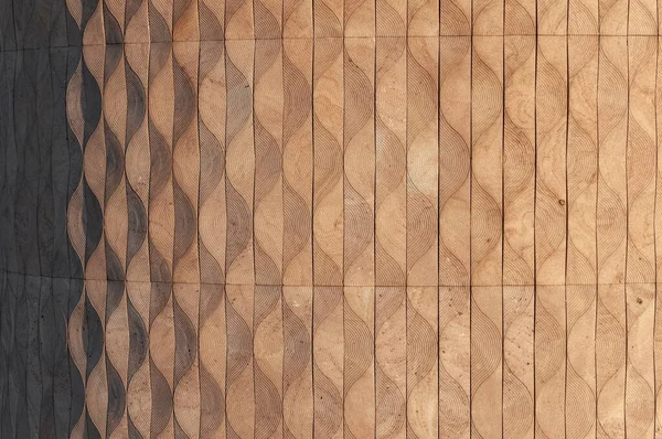 Duvarda, geometrik desenli, pürüzsüz desenli süslemeleri olan döşemeler.