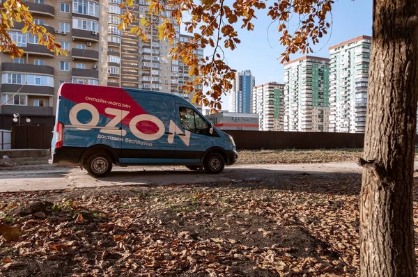 Krasnodar, Rusya - Aralık 12020: Çevrimiçi Ozon.ru mağazasının teslimatı için Mini kamyonet