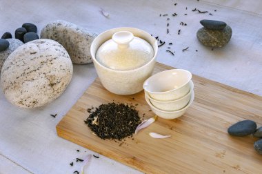 Bambu tahtasında siyah çay olan küçük beyaz Çin çay fincanları, güzel beyaz porselen gaiwan zhong..