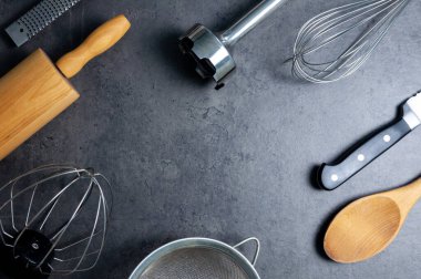 Pişirme ya da pişirme arka plan çerçevesi. Pasta pişirmek için mutfak malzemeleri..