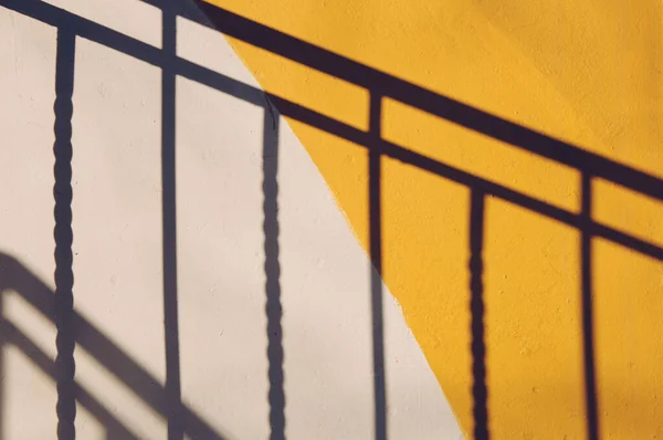 Detalle de arquitectura sombra de escaleras carril pared amarilla —  Fotos de Stock