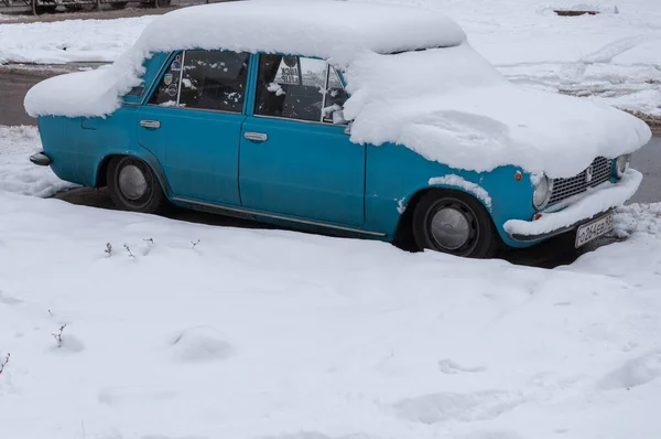 Краснодар, Россия - 21 декабря 2020: старый синий советский ретро-автомобиль под снегопадом на улице. — стоковое фото