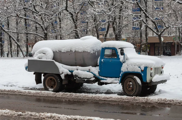 Krasnodar, Rosja - 21 grudnia 2020: Stara radziecka ciężarówka retro pod śniegiem na ulicy. — Zdjęcie stockowe