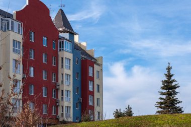 Alman tarzı bina bir ozan ve bej renginde..