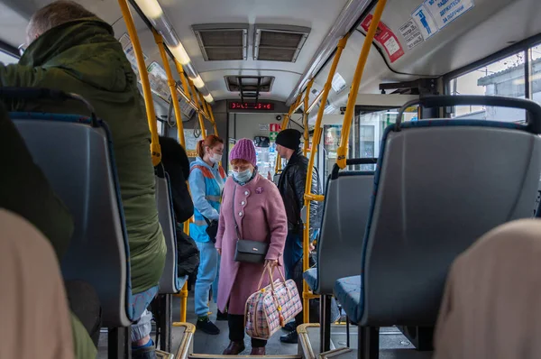 Krasnodar, Rusya - 5 Ocak 2021: Otobüsteki yolcular ve kontrolör koruyucu maskeler takıyor