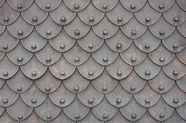 Středověké rezavé kovově šedé šupiny brnění pozadí. Šablona pro ohraničení, návrh rámu. — Stock fotografie
