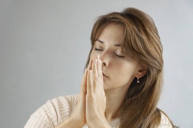 Evde dua eden konsantre esmer kadın. Meditasyon Konsepti.