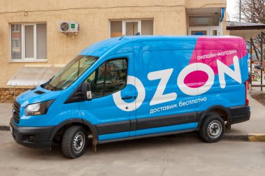 Krasnodar, Rusya - 4 Nisan 2021: Mini minibüs, Ozon çevrimiçi mağazasının teslimat noktalarına teslim edilecek.