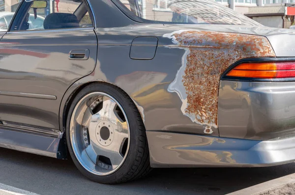 Rusting on metal. Bodywork service. Car repair service. Wing covered with corrosive defect of iron — Stock Photo, Image