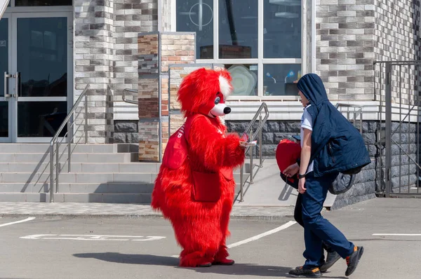 Krasnodar, Rússia - 7 de abril de 2021: Man Promoter Male In Costume Handing Out Flyers. Puppets envolvidos em artigos publicitários — Fotografia de Stock
