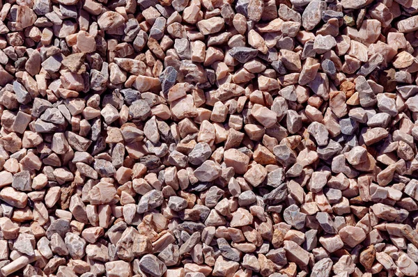 Sharp granite rocks background in a sunny day. Fine gravel rocks. Pieces crushed gravel for the construction industry — Stock Photo, Image