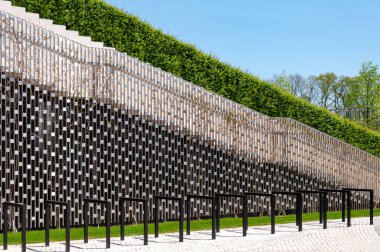 Boş bisiklet park yeri metal boruları. Bisikletler için park yeri. Şehirdeki ev, bisiklet, scooter ya da çevresel taşıma için park yeri. Şehir parkında boş park yeri