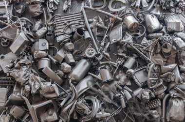 Adam plastik çöp dağlarında boğuluyor. Ekolojik bir sorun. Plastik atık. Plastik ambalajların imhası