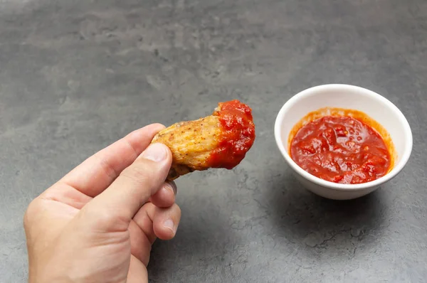 Hot and Spicey Buffalo Chicken Wings. Gekochte Chicken Wings in der Hand. Fried Chicken Wings — Stockfoto