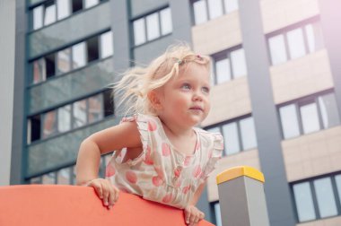 Gülümseyen küçük çocuk yukarı bakıyordu. Masum görünümlü küçük kız.