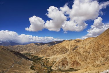 Bakış açısı giderken Pangong Gölü üzerinden Leh