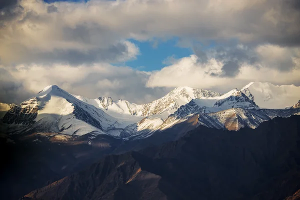 雪山山脉，Leh 印度 — 图库照片