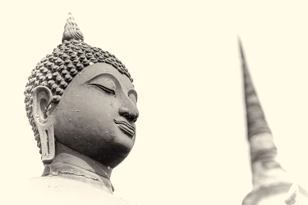 Estátua antiga isolada de buddha no parque histórico de Sukhothai Província de Sukhothai Tailândia — Fotografia de Stock