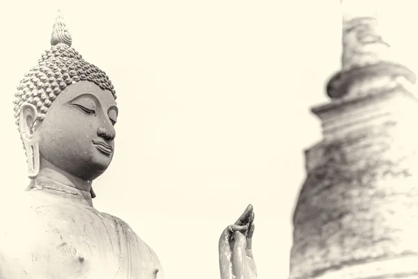 Estátua antiga isolada de buddha no parque histórico de Sukhothai Província de Sukhothai Tailândia — Fotografia de Stock