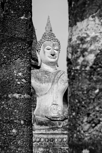 Estátua de buddha antiga no parque histórico de Sukhothai Província de Sukhothai Tailândia — Fotografia de Stock