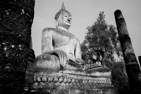 Estátua de buddha antiga no parque histórico de Sukhothai Província de Sukhothai Tailândia — Fotografia de Stock