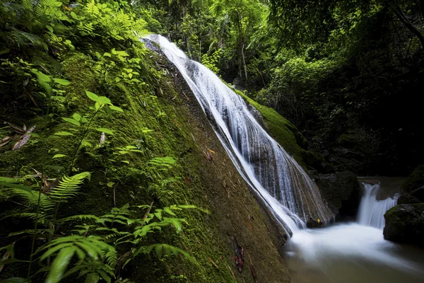 Hermosa cascada en la selva norte de Tailandia — Foto de Stock