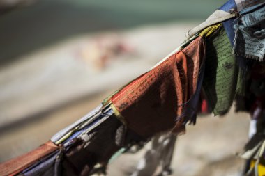 Sangam bakış, dua bayraklar Leh Ladakh Indus ve Zanskar nehirler toplantıda