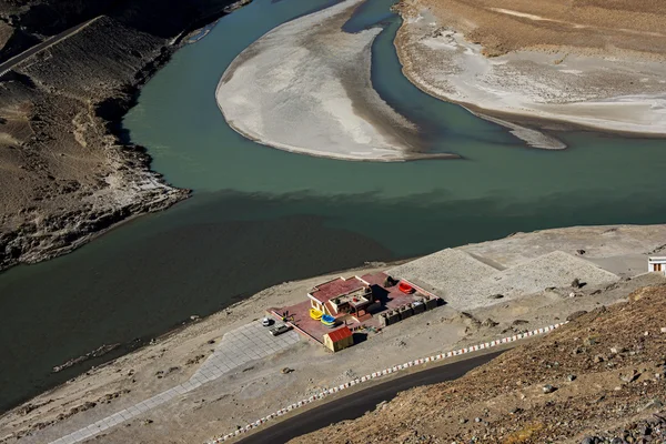 Mirador de Sangam, reunión de los ríos Indo y Zanskar en Ladakh, India — Foto de Stock