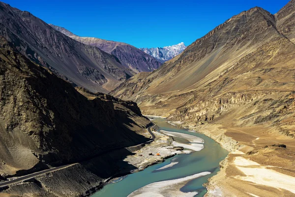 Ponto de vista de Sangam, reunião dos rios Indus e Zanskar em Ladakh, Índia — Fotografia de Stock