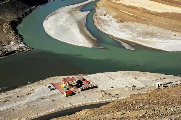 Mirador de Sangam, reunión de los ríos Indo y Zanskar en Ladakh, India — Foto de Stock