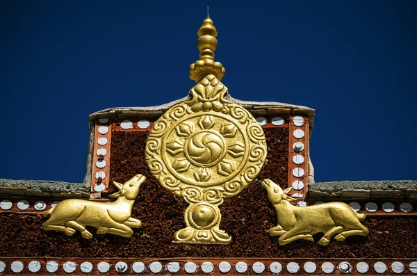 Roue du Dharma et cerfs dorés dans le monastère Ladakh, Inde - Septembre 2014 — Photo