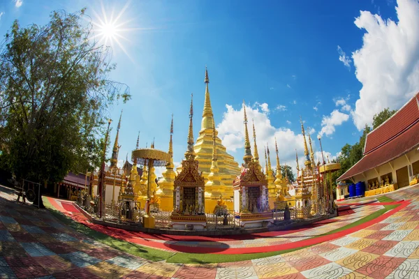 Zlatá pagoda chrámu severní Thajsko — Stock fotografie