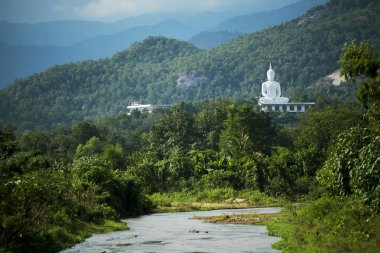 Beyaz Buda heykeli tepede, Tayland
