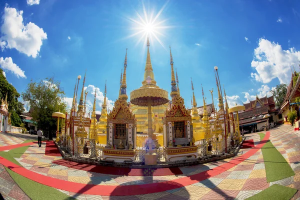 Pagode dorée dans le temple nord de la Thaïlande — Photo