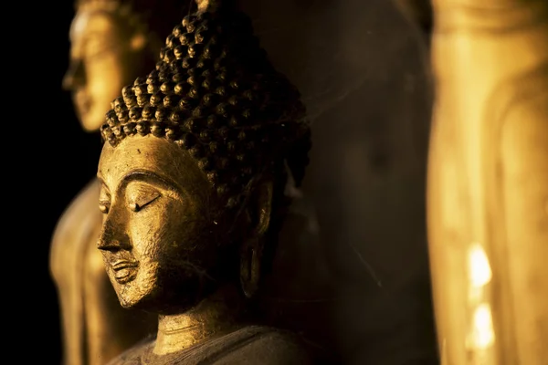 Estátua de buddha no templo da Tailândia — Fotografia de Stock