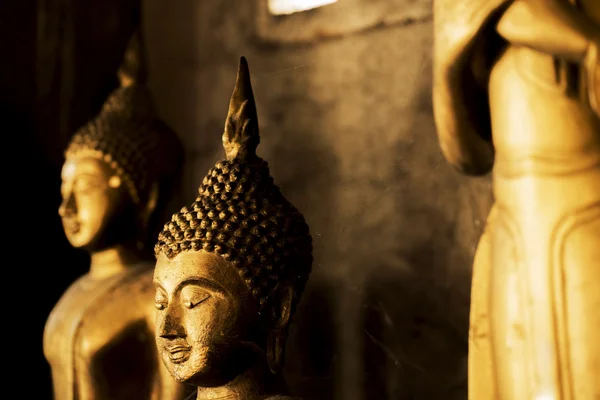 Socha Buddhy v chrámu Thajska — Stock fotografie
