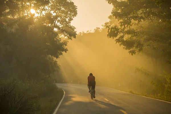 Arka ışık ve güneş patlaması uzun yol Tayland