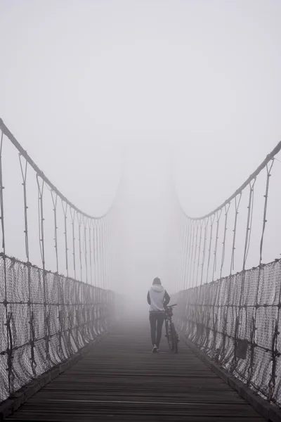 Menina caminhando para a névoa, Tailândia — Fotografia de Stock