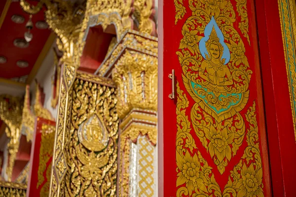 Peinture d'art traditionnelle thaïlandaise sur fenêtre — Photo