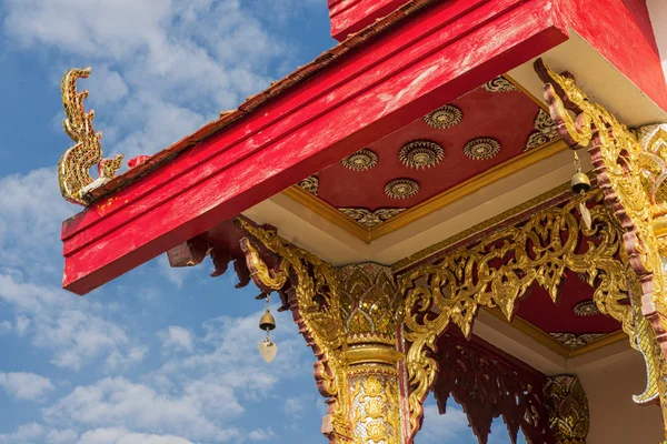 Tetto tempio tailandese con cielo blu, Thailandia — Foto Stock