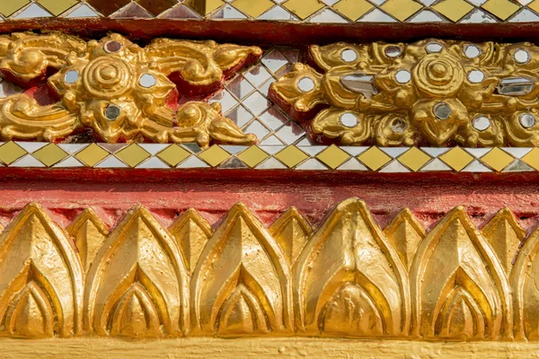 Zeď řezbářské umění s vitráží v chrámu, Thajsko — Stock fotografie