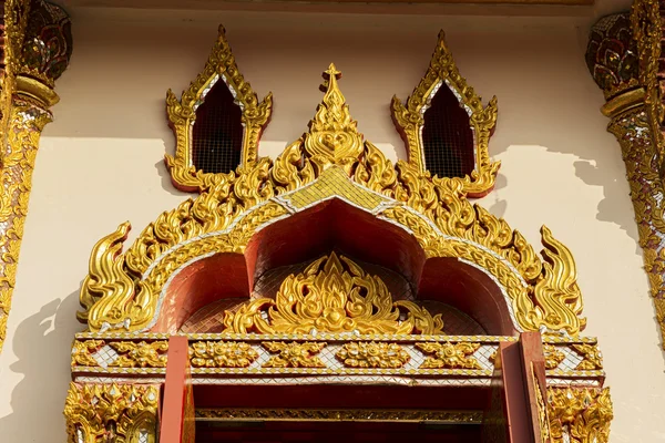 Ventanas de arte tailandesa en el templo de Tailandia — Foto de Stock