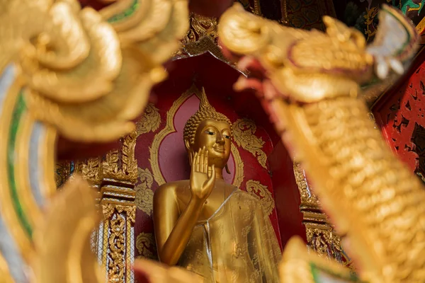 Statue debout de Bouddha d'or dans le temple, Thaïlande — Photo