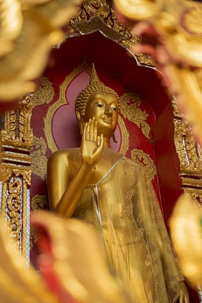 Stojící socha Zlatého Buddhy v chrámu, Thajsko — Stock fotografie